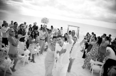 karibik-hochzeit-brautpaar zeremonie-strand-karibik