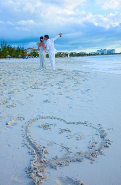 karibik-hochzeit-sand-herz karibik-hochzeit-ouiweddings
