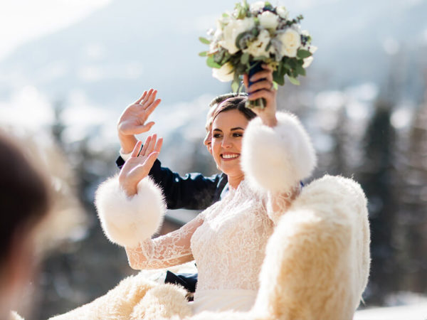 Brautpaar bei einer Kutschfahrt in St. Moritz luxushochzeit-st-moritz-kutsche