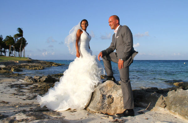 mexiko-hochzeit-brautpaar brautpaar-felsen-strand-palmen