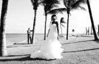 mexiko-hochzeit-strand-blick brautpaar-palmen-küste