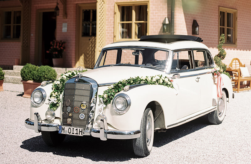 brautauto-oldtimer-blumenschmuck